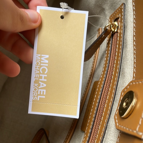 Brand new Michael Kors hand bag with tag - Picture 3 of 8